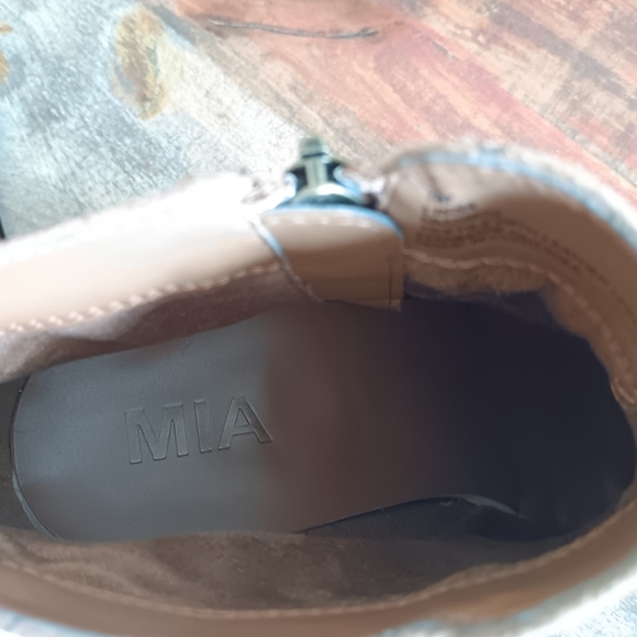 Mia Booties - Picture 4 of 4